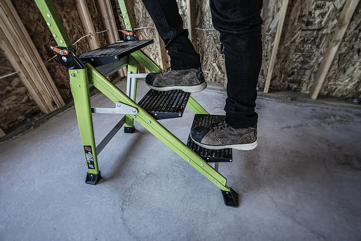 LAGIS_11933-Jumbo-Step-M3-FG-Stepladder-Climbing.jpg