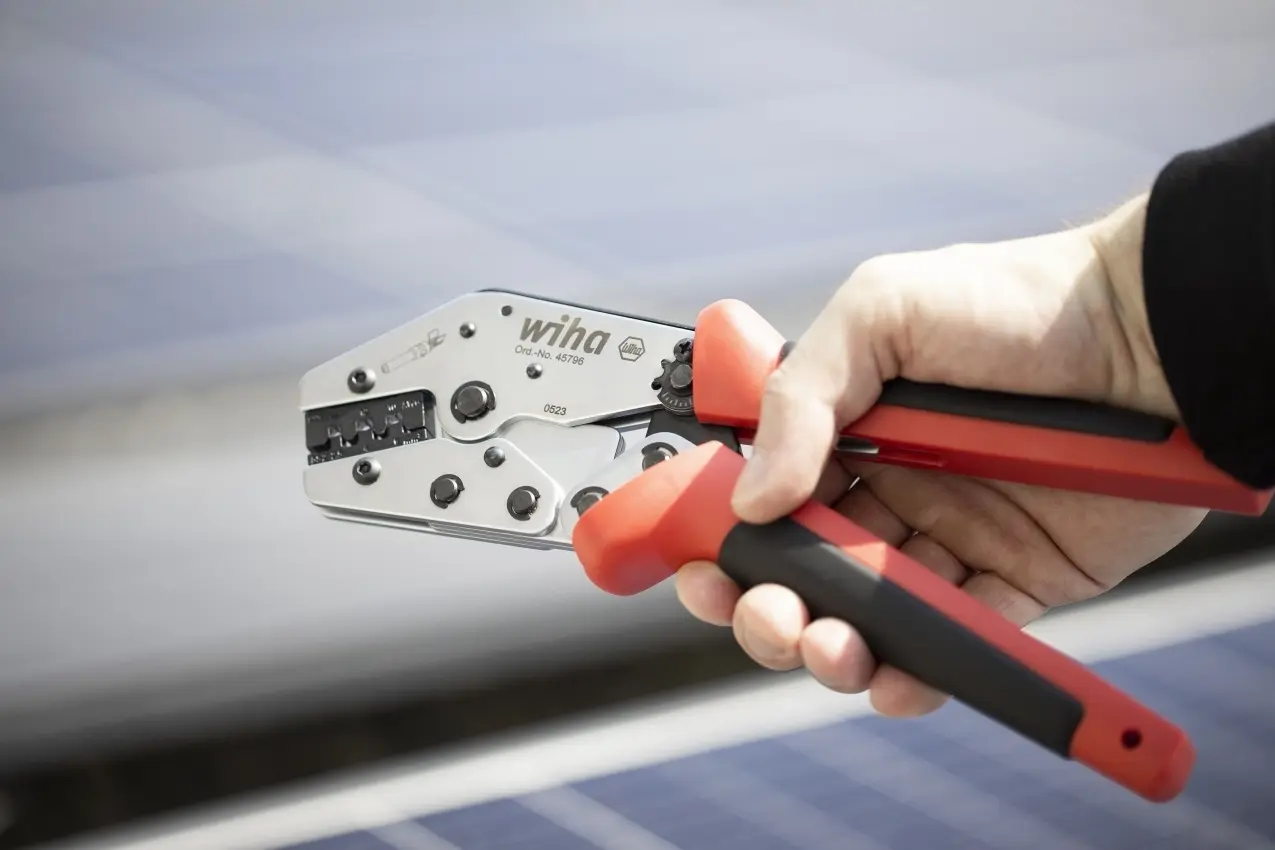 WI_Anw_Z62101006SB_Crimping_tool_MC4_holding_01.jpg