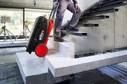 WI_Koffer_XXL_III_Treppensteigen_02.jpg