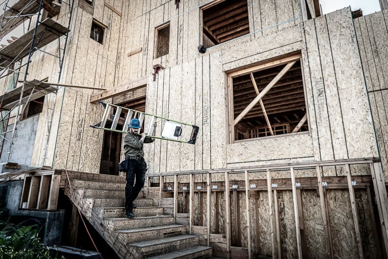LAGIS_15368-001-MightyLite-M8-IA-Stepladder-Carry.jpg