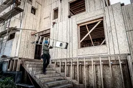 LAGIS_15368-001-MightyLite-M8-IA-Stepladder-Carry.jpg