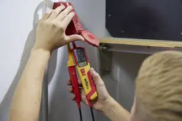 WI_SB25517_Voltage_and_continuity_tester_05_1000V_AC_CAT_IV_Power_Socket_02.jpg