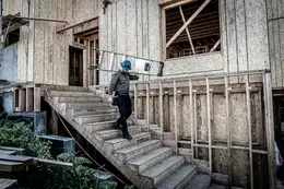 LAGIS_15366-001-MightyLite-M6-IA-Stepladder-Carry.jpg