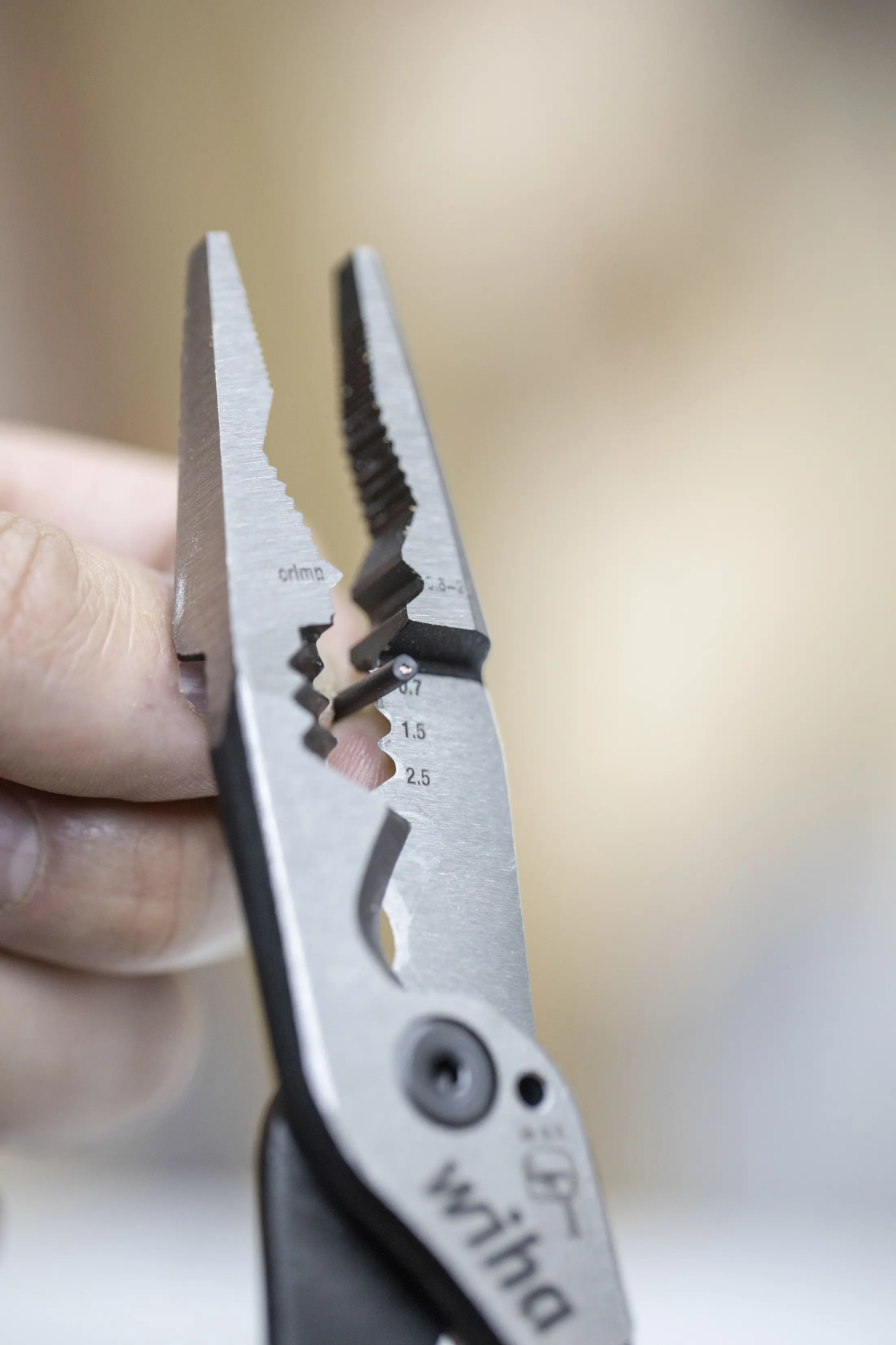 WI_Industrial_electric_Multifunctional-pliers_Stripping_01.jpg