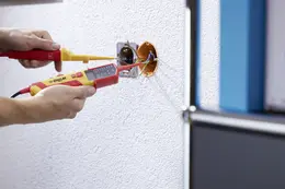 WI_Anw_SB25515_Voltage_and_continuity_tester_eMobility_12_1000V_AC_CAT_IV_Office_Wall_01.jpg